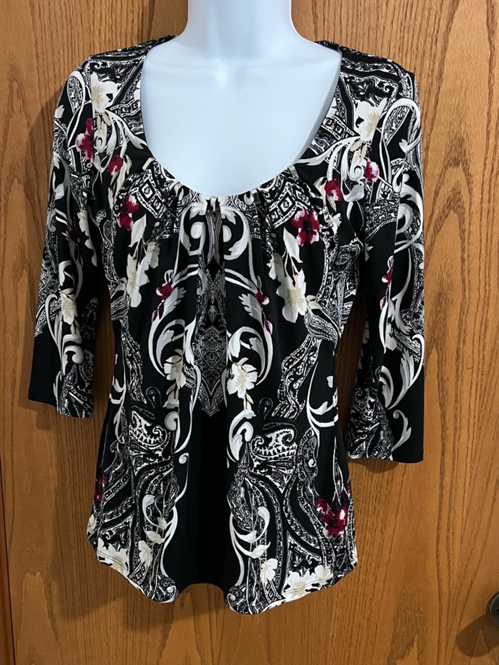 White House Black Market - Black Floral Scroll Scoop Neck Women's Top